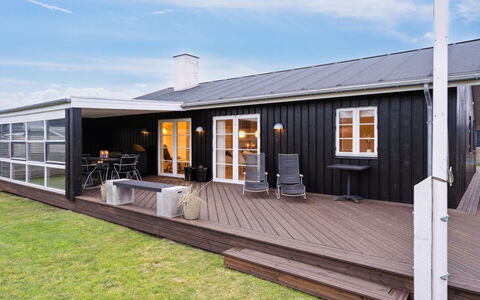 Svante - 600M from the Sea: Decke, Flooring, Interior Design, Fussboden, Verbundwerkstoff, Möbel, Resort, Hotel, Design, Daylighting