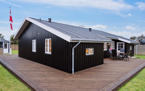 Svante - 600M from the Sea: Decke, Flooring, Interior Design, Fussboden, Verbundwerkstoff, Möbel, Resort, Hotel, Design, Daylighting