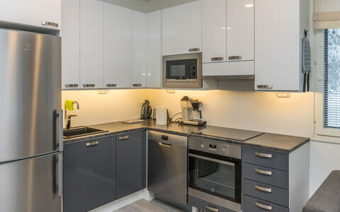 Villa Maria: Küchengerät, Küche, Countertop, Cabinetry, Major Appliance, Möbel, Interior Design, Flooring, Holz, Herd