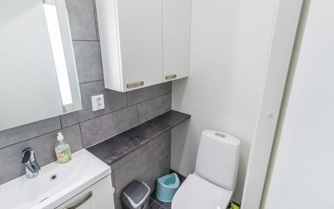 Villa Maria: Toilleten Sitz, Armatur, Badezimmer, Toilette, Flooring, Bad Sink, Fussboden, Sinken, Interior Design, Badezimmerschrank