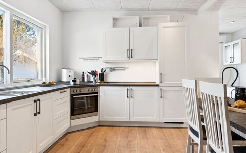 Scalli - 1.5Km to the Fjord: Küche, Flooring, Küchengerät, Holz, Interior Design, Major Appliance, Countertop, Decke, Möbel, Fussboden