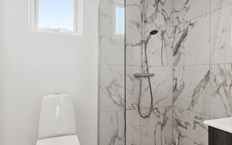 Scalli - 1.5Km to the Fjord: Flooring, Fussboden, Interior Design, Armatur, Installation, Badezimmer, Fliese, Toilette