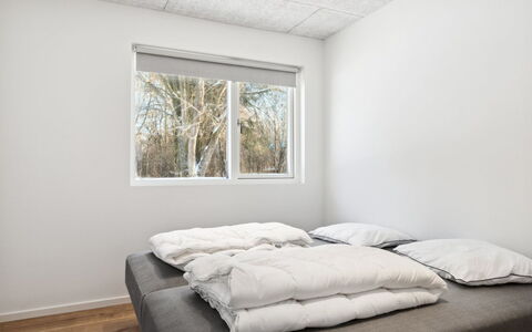 Scalli - 1.5Km to the Fjord: Schlafzimmer, Holz, Bett, Decke, Interior Design, Bedding, Bettdecke, Fussboden, Flooring, Zimmer