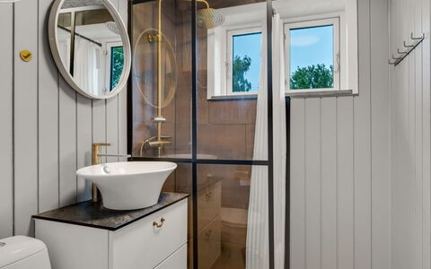 Elisa - 600M from the Sea: Armatur, Interior Design, Badezimmer, Installation, Zapfhahn, Spiegel, Sinken, Toilette, Badezimmerschrank