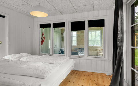 Elisa - 600M from the Sea: Wand, Fussboden, Flooring, Holz, Decke, Interior Design, Schlafzimmer, Bett, Zimmer, Zuhause