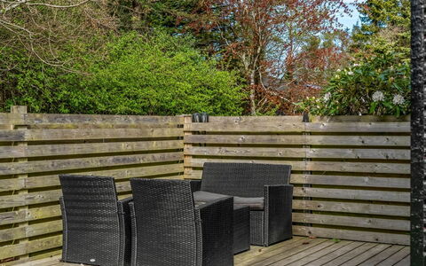 Elisa - 600M from the Sea: Holz, Hartholz, Gartenmöbel, Planke, Garten, Holzbeize, Deck, Hinterhof, Zaun, Landscaping