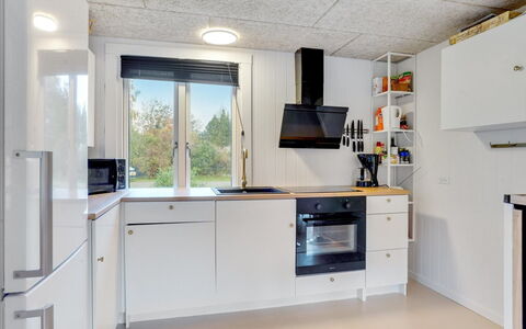 Elisa - 600M from the Sea: Küche, Holz, Küchengerät, Decke, Light Fixture, Countertop, Major Appliance, Interior Design, Flooring, Beleuchtung