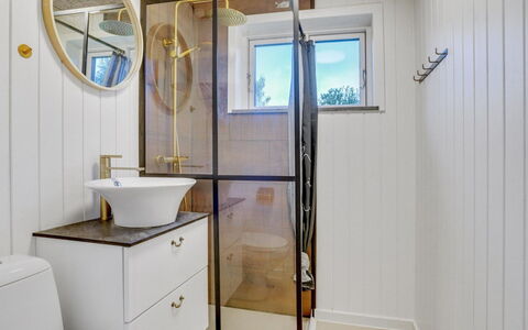Elisa - 600M from the Sea: Armatur, Interior Design, Badezimmer, Flooring, Installation, Spiegel, Toilette, Badezimmerschrank, Zapfhahn, Toilleten Sitz
