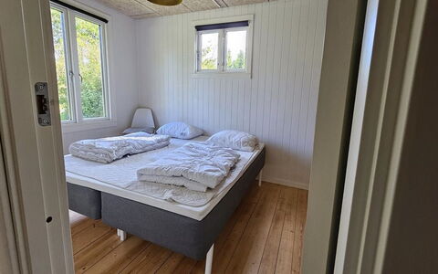 Elisa - 600M from the Sea: Holz, Schlafzimmer, Fussboden, Flooring, Bett, Bettrahmen, Zuhause, Bedding, Bettdecke, Zimmer