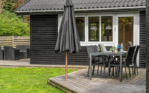 Elisa - 600M from the Sea: Holz, Veranda, Dach, Haus, Zuhause, Abstellgleis, Gartenmöbel, Hütte, Deck, Schatten