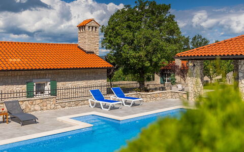 Villa Škavre: Wolke, Wasser, Himmel, Gebäude, Möbel, Pflanze, Azurblau, Schwimmbad, Gartenmöbel, Baum