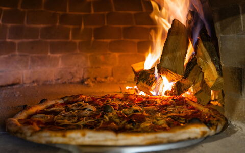 Villa Škavre: Essen, Zutat, Holz, Hitze, Gas, Tönungen Und Schatten, Kamin