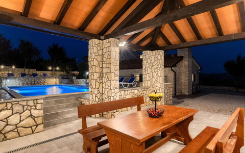 Villa Škavre: Tabelle, Eigentum, Möbel, Interior Design, Beleuchtung, Holz, Couch, Gartenmöbel, Wohnzimmer, Grundeigentum