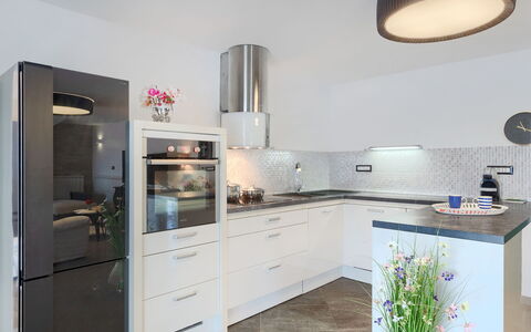 Villa Škavre: Cabinetry, Countertop, Möbel, Herd, Küche, Schublade, Interior Design, Exhaust Hood, Küchengerät, Holz