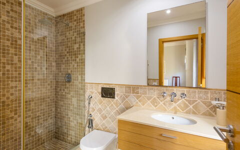 Amendoeiras V6 - Vip Properties: Spiegel, Zapfhahn, Armatur, Eigentum, Sinken, Bad Sink, Badezimmer, Gebäude, Badezimmerschrank, Interior Design