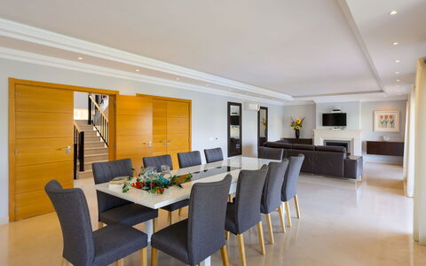Amendoeiras V6 - Vip Properties: Möbel, Tabelle, Stuhl, Gebäude, Zimmerpflanze, Schreibtisch, Interior Design, Flooring, Wohnzimmer