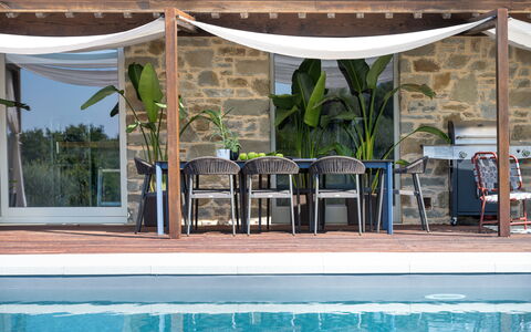 Villa Lilli & Spa: Eigentum, Möbel, Pflanze, Wasser, Natur, Schatten, Stuhl, Interior Design, Tabelle, Gartenmöbel