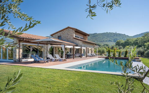 Villa Lilli & Spa: Pflanze, Himmel, Wasser, Eigentum, Gebäude, Azurblau, Baum, Schatten, Schwimmbad, Gartenmöbel