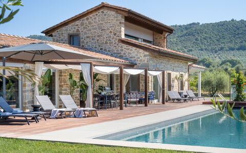 Villa Lilli & Spa: Wasser, Himmel, Pflanze, Eigentum, Gebäude, Fenster, Schwimmbad, Baum, Schatten, Freizeit
