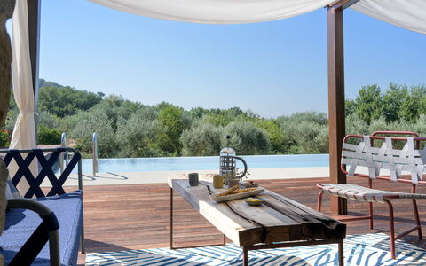 Villa Lilli & Spa: Himmel, Wasser, Eigentum, Tabelle, Schatten, Holz, Baum, Gartenmöbel, Interior Design, Gebäude