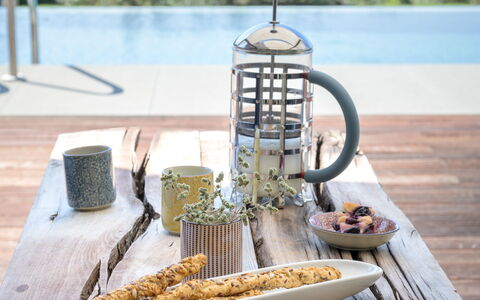 Villa Lilli & Spa: Essen, Geschirr, Wasser, Tabelle, Holz, Gewässer, Baum, Gartenmöbel, Fahrzeug, Freizeit