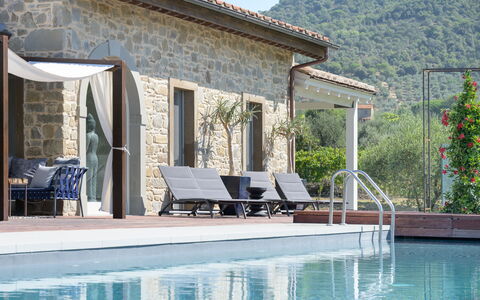 Villa Lilli & Spa: Wasser, Pflanze, Möbel, Gebäude, Azurblau, Schwimmbad, Schatten, Gartenmöbel, Stuhl, Hütte