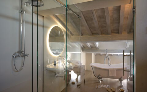 Villa Lilli & Spa: Spiegel, Armatur, Gebäude, Zapfhahn, Duschtür, Duschkopf, Brausenstange, Fenster, Badezimmer