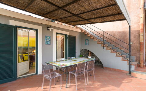 Oasi Verde - Santa Maria La Stella, Sicilia: Tabelle, Eigentum, Möbel, Holz, Schatten, Gebäude, Interior Design, Flooring, Veranda, Fenster