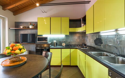 Oasi Verde - Santa Maria La Stella, Sicilia: Cabinetry, Spüle, Countertop, Möbel, Sinken, Tabelle, Interior Design, Küche, Orange, Beleuchtung