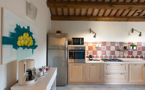 Mirabilia - Tangi, Sicilia: Cabinetry, Eigentum, Countertop, Sinken, Haushaltsgerät, Küchengerät, Interior Design, Küche, Holz, Spüle