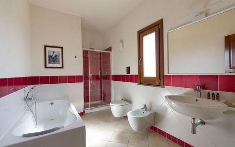 Mirabilia - Tangi, Sicilia: Armatur, Sinken, Spiegel, Badezimmer, Zapfhahn, Lila, Interior Design, Bad Sink, Fussboden
