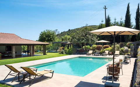 Casa Bedda - Viagrande, Sicilia: Wasser, Himmel, Pflanze, Möbel, Schwimmbad, Wolke, Azurblau, Stuhl, Baum, Schatten