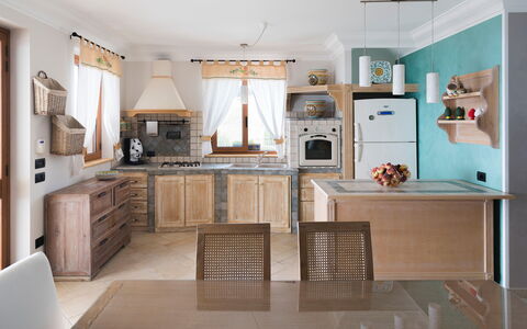 Villa Vistamare - Montallegro, Sicilia: Countertop, Cabinetry, Küche, Haushaltsgerät, Holz, Herd, Küchengerät, Beleuchtung, Interior Design, Fussboden
