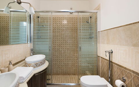 Villa Vistamare - Montallegro, Sicilia: Armatur, Eigentum, Fotografieren, Zapfhahn, Sinken, Badezimmer, Lila, Spiegel, Interior Design
