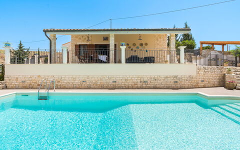 Villa Vistamare - Montallegro, Sicilia: Wasser, Himmel, Eigentum, Schwimmbad, Gebäude, Blau, Azurblau, Schatten, Freizeit, Verbundwerkstoff