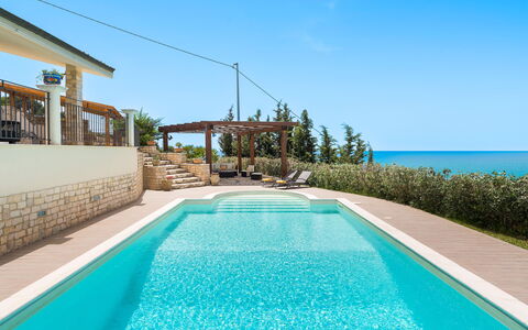 Villa Vistamare - Montallegro, Sicilia: Wasser, Himmel, Eigentum, Pflanze, Azurblau, Schatten, Freizeit, Strandresort, Aqua, Baum