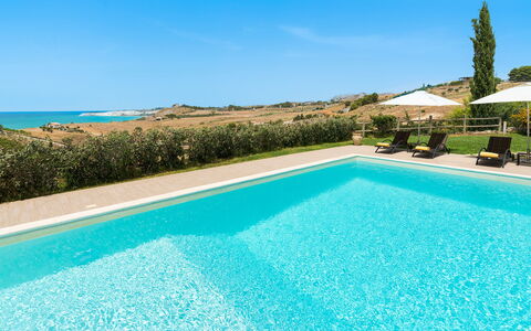 Villa Vistamare - Montallegro, Sicilia: Wasser, Himmel, Pflanze, Eigentum, Schwimmbad, Azurblau, Blau, Gebäude, Rechteck, Gras