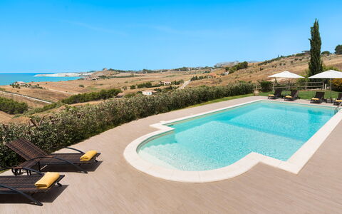 Villa Vistamare - Montallegro, Sicilia: Himmel, Wasser, Pflanze, Eigentum, Gebäude, Schwimmbad, Gartenmöbel, Baum, Eigentumswohnung, Landschaft