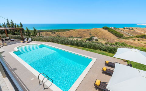 Villa Vistamare - Montallegro, Sicilia: Wasser, Himmel, Pflanze, Gebäude, Azurblau, Schwimmbad, Gartenmöbel, Rechteck, Schatten, Stuhl