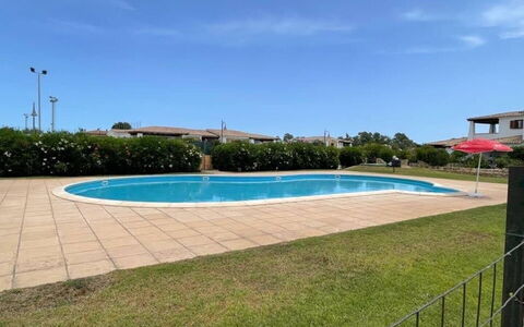 Luisa Apartment In Budoni, Shared Pool: Wasser, Himmel, Pflanze, Schwimmbad, Wolke, Gebäude, Schatten, Rechteck, Gras, Baum