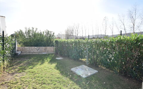 Luisa Apartment In Budoni, Shared Pool: Strauch, Garten, Zaun, Hecke, Landscaping, Home Fechten, Hinterhof, Rasen, Garten, Schatten