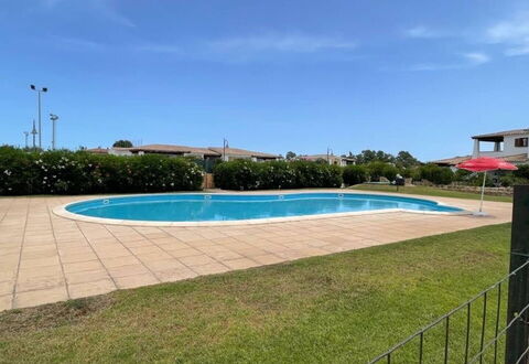 Luisa Apartment In Budoni, Shared Pool: Wasser, Himmel, Pflanze, Schwimmbad, Wolke, Gebäude, Schatten, Rechteck, Gras, Baum