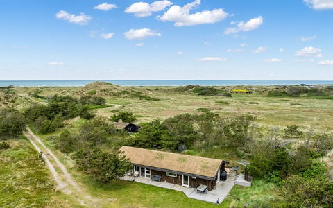 Lagho - 500M from the Sea: Decke, Flooring, Interior Design, Fussboden, Verbundwerkstoff, Möbel, Resort, Hotel, Design, Daylighting