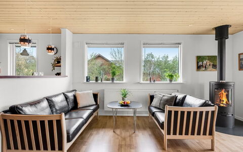 Ensio - 300M to the Fjord: Möbel, Flooring, Interior Design, Holz, Fussboden, Holzboden, Wohnzimmer, Couch, Zuhause, Decke