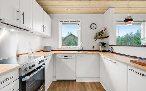 Ensio - 300M to the Fjord: Flooring, Küche, Interior Design, Holz, Countertop, Küchengerät, Decke, Fussboden, Cabinetry, Zuhause