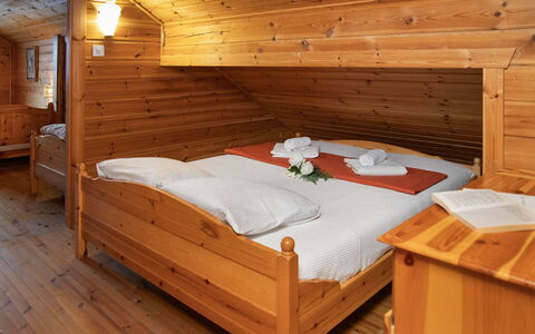 Kil-Ukru: Holz, Interior Design, Decke, Fussboden, Flooring, Möbel, Zimmer, Schlafzimmer, Bett, Dachboden