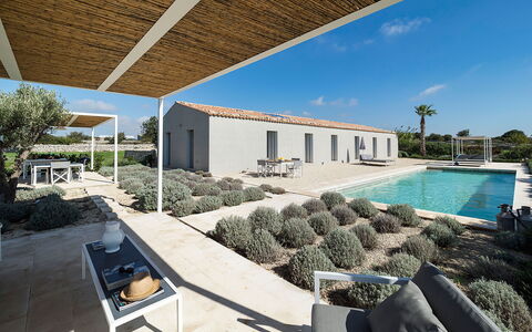 Villa Carmelita - Ragusa, Sicilia: Wasser, Pflanze, Eigentum, Gebäude, Himmel, Schwimmbad, Schatten, Interior Design, Baum, Eigentumswohnung