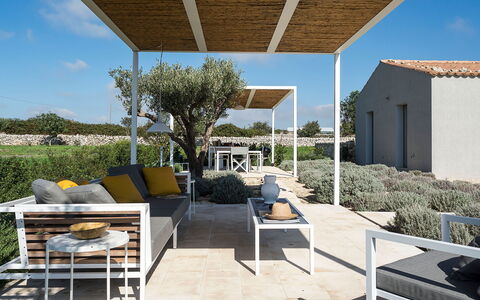 Villa Carmelita - Ragusa, Sicilia: Himmel, Pflanze, Schatten, Gartenmöbel, Gebäude, Wohngebiet, Landschaft, Stuhl, Baum, Grundeigentum