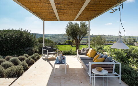 Villa Carmelita - Ragusa, Sicilia: Pflanze, Eigentum, Himmel, Tabelle, Schatten, Gartenmöbel, Wolke, Blumentopf, Baum, Freizeit