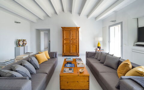 Villa Carmelita - Ragusa, Sicilia: Tabelle, Bilderrahmen, Couch, Eigentum, Möbel, Gebäude, Komfort, Studio Couch, Wohnzimmer, Orange